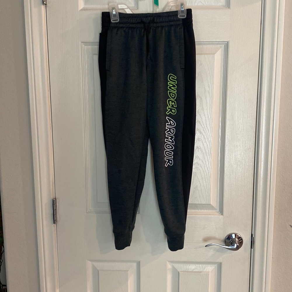 Boy’s Used Under Armor joggers. Black/Gray size M.